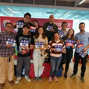 Amigos mostrando juntos sus kits de la Bimbo Global Race