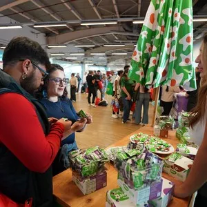 Familias compartiendo durante la entrega de kits