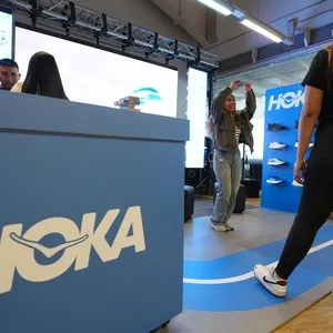 Personas mostrando sus elementos para la Bimbo Global Race