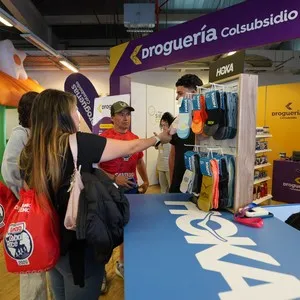 Personas viviendo la emoción antes del día de carrera