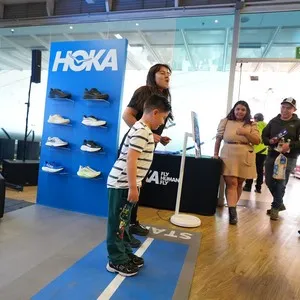 Corredores disfrutando el ambiente de preparación para la carrera