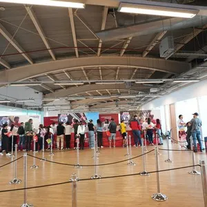 Familias reunidas para recoger los kits de la carrera