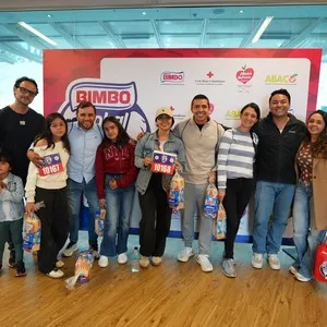 Amigos reunidos durante la entrega de kits