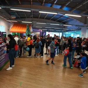 Personas disfrutando el ambiente de la entrega de kits