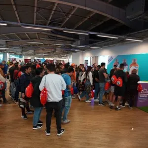 Familias viviendo la emoción previa a la carrera