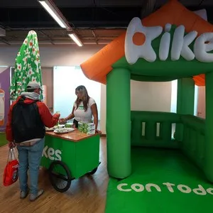 Participantes celebrando que ya tienen su kit
