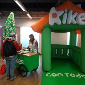 Corredores celebrando el inicio de la Bimbo Global Race