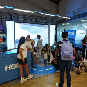 Participantes listos para vivir la carrera después de recoger su kit